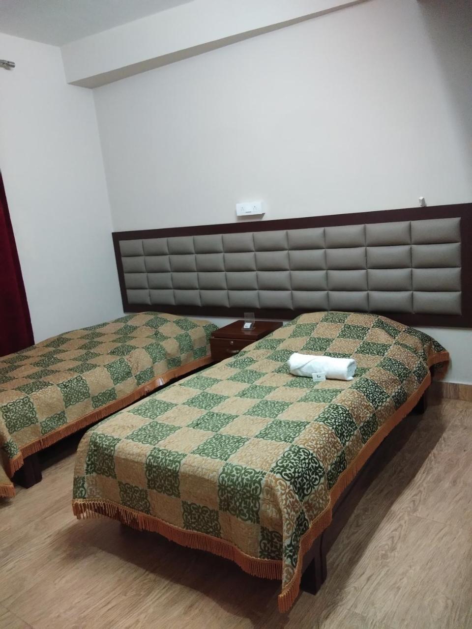 Hotel Pine Kohima Quarto foto