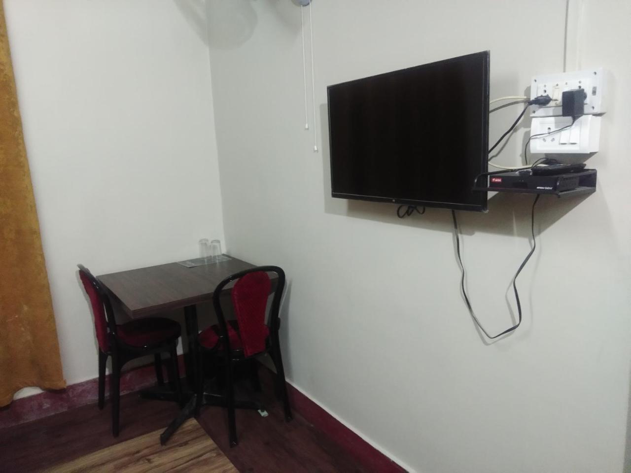 Hotel Pine Kohima Quarto foto